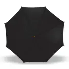 Czarny parasol z drewnianą rączką