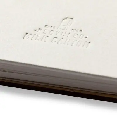 Notatnik ok. B7 ze zrecyklingowanych kartoników po mleku, długopis, stojak na telefon kolor neutralny